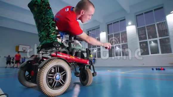 一个坐在轮椅上的残疾人喜欢玩博西亚在体育馆玩视频的预览图