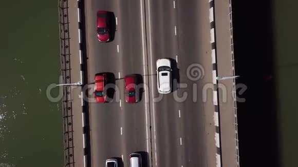 4K公路桥下城市交通堵塞视频的预览图
