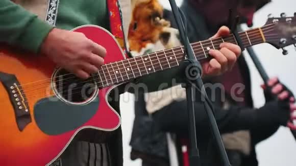 一支乐队在舞台上演奏乐器一个穿着狐狸皮的人视频的预览图