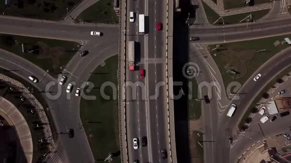 无人机视野4K空中俯视城市交通堵塞在一座汽车桥上视频的预览图