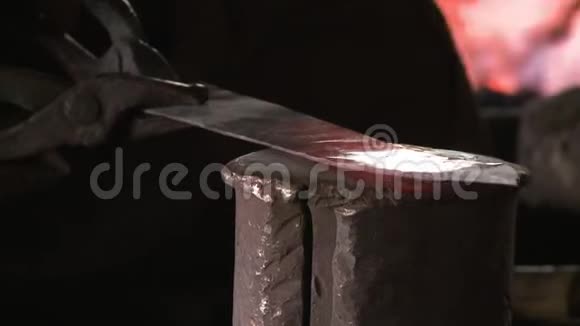 铁块顶部铁金属的扁平视频的预览图