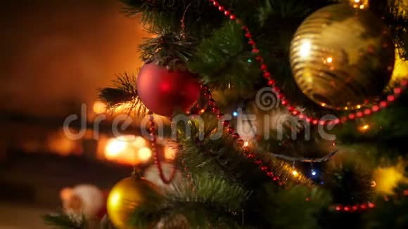 特写4k镜头LED花环上闪闪发光的彩灯在圣诞树上燃烧视频的预览图