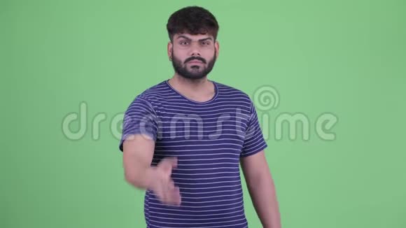 年轻的大胡子印度男人握手视频的预览图