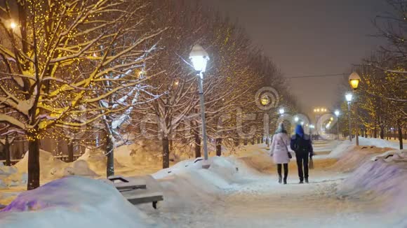 雪覆盖的小巷和树木覆盖着雪城市的冬天视频的预览图