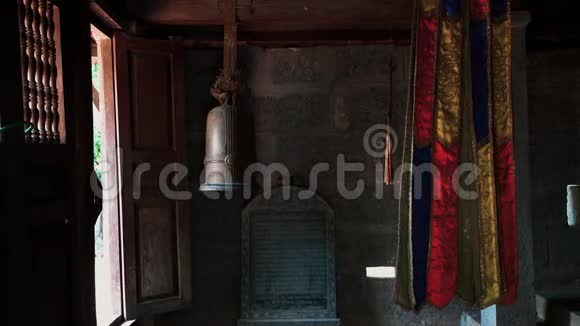 越南比希东塔房间里有宗教物品和金属钟视频的预览图