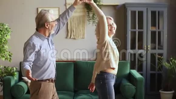 快乐的老情人夫妇在现代客厅跳舞视频的预览图
