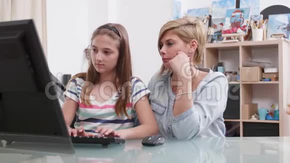 年轻女孩对家庭作业感到困惑她的父母试图帮助她视频的预览图