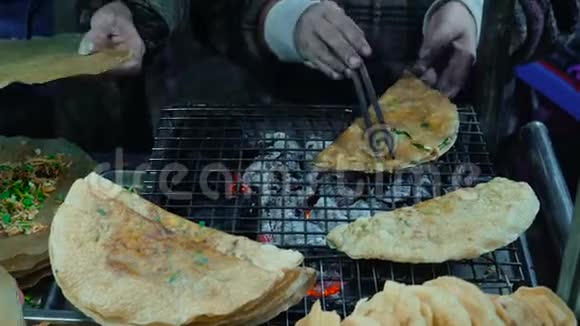 亚洲街头美食炒米煎饼视频的预览图
