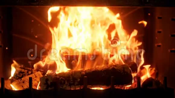 在壁炉里燃烧木头的慢动作视频火焰和浓烟缓慢燃烧视频的预览图