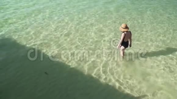 女人进入透明的彩色水中游泳视频的预览图