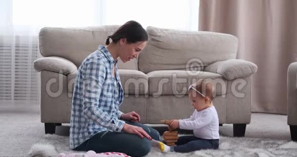 当女婴正在学习玩耍时妈妈拍手视频的预览图