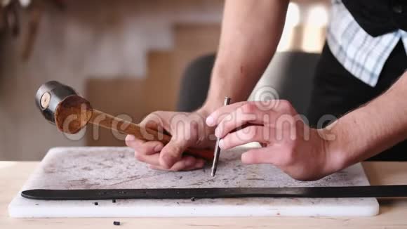 皮匠正在手工制作的皮带上打洞视频的预览图