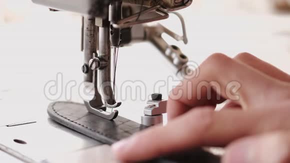 工匠在缝纫机缝男皮带视频的预览图