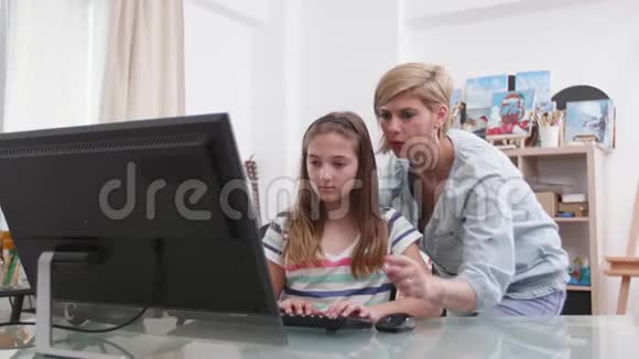 母亲帮助女儿改正作业中的错误视频的预览图