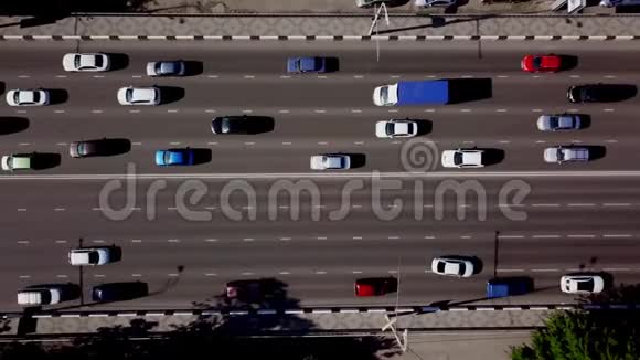 无人机视野高空俯视城市交通堵塞视频的预览图