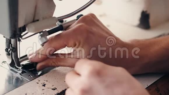师傅正在准备一台缝纫机视频的预览图