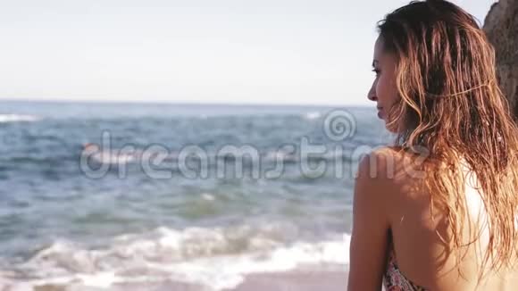 美丽的健康女人的肖像适合时尚性感比基尼的身体在海洋背景下的模型视频的预览图