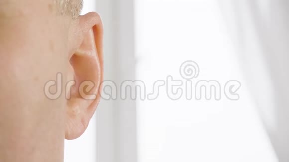 宏观的人半张脸人表现出移动耳朵的能力视频的预览图