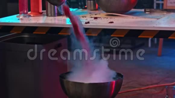 科学家把液氮倒在碗里然后就会产生气泡显示出惊人的化学反应视频的预览图