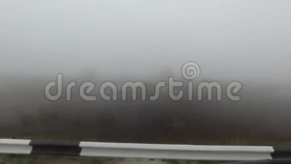 村边雾中的Pov驾驶视野视频的预览图