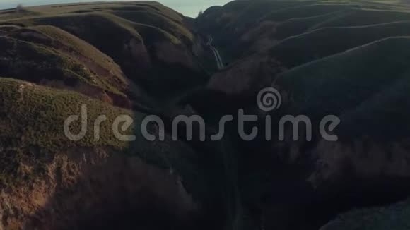 雄伟的空中飞行通过史诗般的山丘景观飞向大海欧洲4k视频的预览图