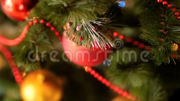 圣诞树上美丽的花苞珠子和花环的特写镜头冬天的完美镜头视频的预览图