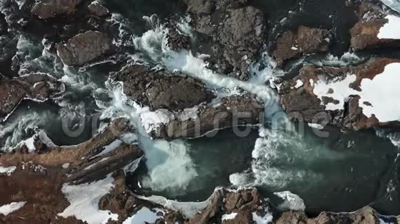 鸟瞰哥达佛斯瀑布雪岸和冰冰岛2019年冬季视频的预览图