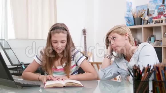 十几岁的女孩在认真听的时候给母亲读一篇课文视频的预览图