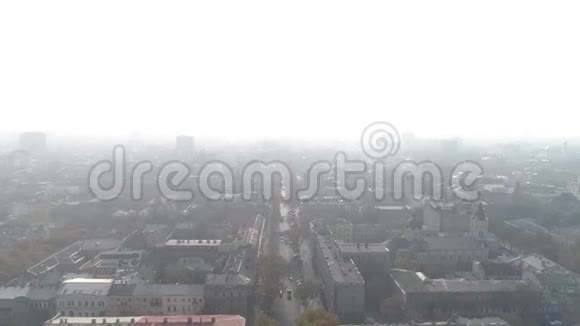 雾蒙蒙的早晨在乌克兰的奥德萨老城区在浓雾中俯瞰市中心视频的预览图