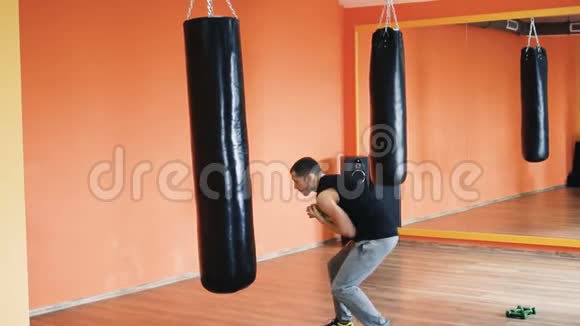 个人教练在健身房进行个人拳击训练健身俱乐部里的胖子减肥运动工作安排视频的预览图