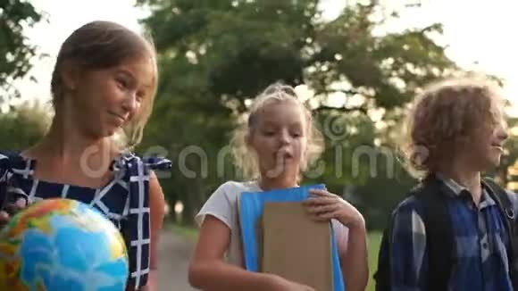 三个学友上学快乐的孩子们玩得开心互相交谈回到学校视频的预览图