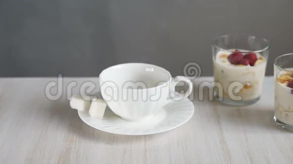 一个女人把土耳其咖啡从咖啡壶倒到杯子里视频的预览图