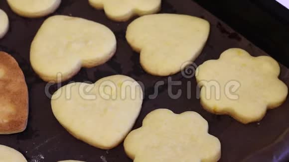 刚做的饼干放在烤盘上很酷心形和花朵形状的饼干一个倒过来视频的预览图