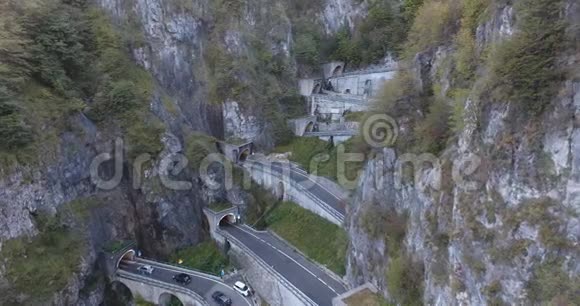 意大利岩石中的道路视频的预览图