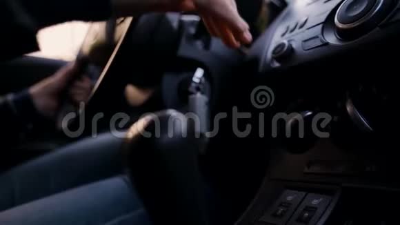 换档女人开车用手掌舵旅游交通理念女手上路晴天视频的预览图