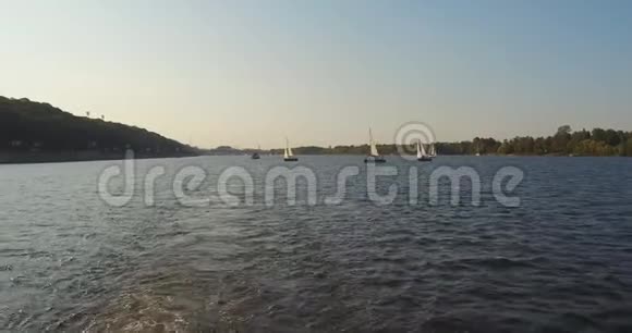 从河上的小船上视频的预览图