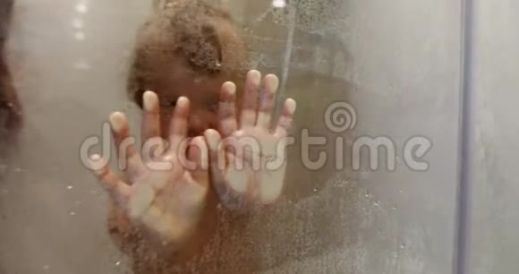 孩子在浴室碰玻璃视频的预览图