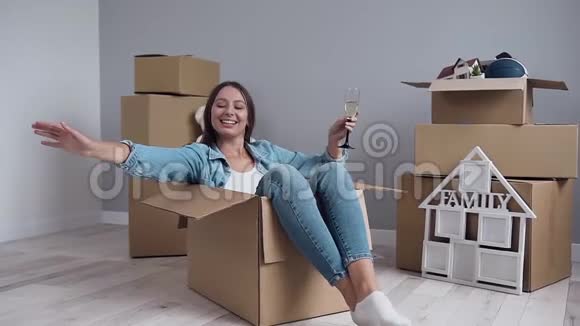 快乐的白种人女人坐在包装盒里视频的预览图