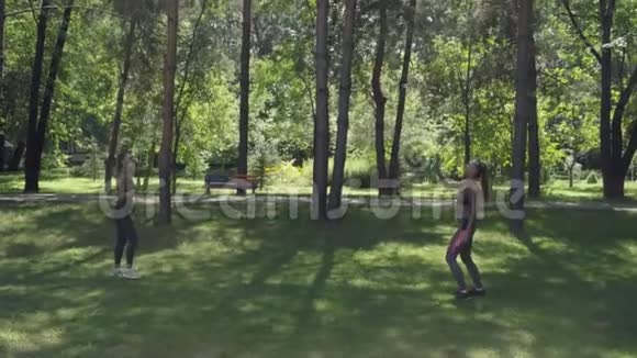 漂亮女孩在公园打羽毛球视频的预览图