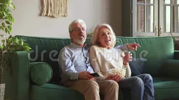 喜出望外的老成夫妇足球迷们观看体育电视比赛视频的预览图
