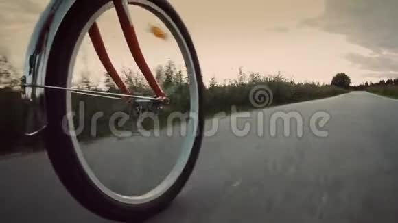 骑自行车的人骑在乡下的柏油路上视频的预览图