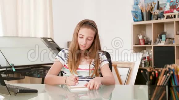 少女在笔记本上画了些东西自言自语视频的预览图
