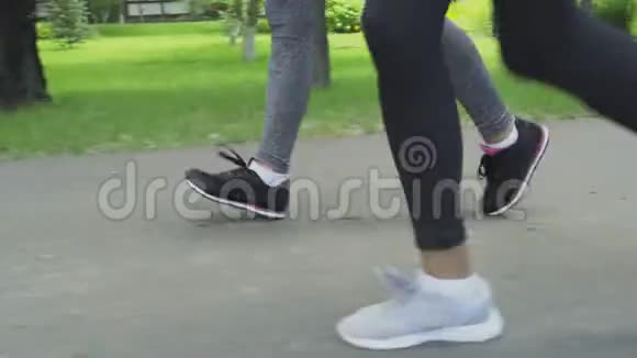在公园路上奔跑的女运动员腿视频的预览图