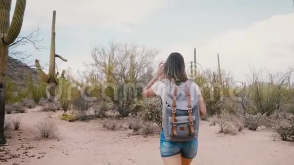 慢镜头跟随年轻快乐的旅游妇女背包探索大萨加罗仙人掌沙漠在国家公园视频的预览图