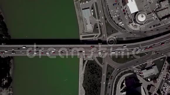 无人机视野桥上城市交通堵塞的高空俯视图视频的预览图