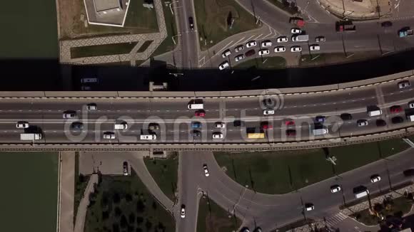 无人机视野4K城市道路上方的城市交通堵塞在一座汽车桥上视频的预览图