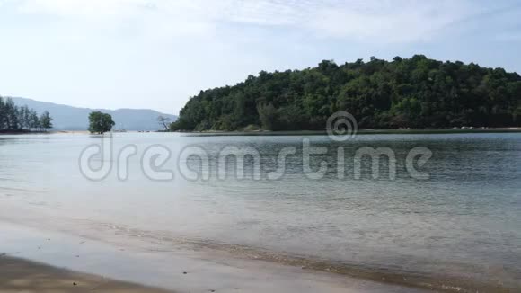 泰国普吉岛安达曼海海岸沙滩海浪视频的预览图