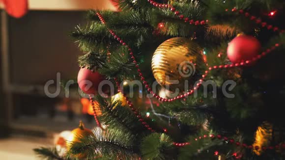 特写镜头的彩色鲍布和发光的LED灯在圣诞树上冬季庆典的完美镜头视频的预览图