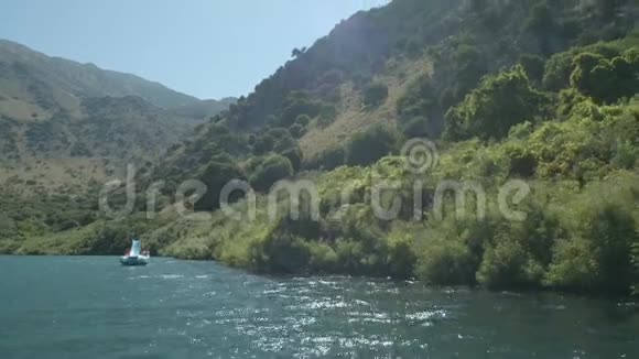 克里特岛希腊鳖湖和森林的电影观镜头耀斑慢点视频的预览图