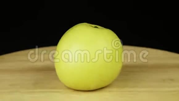 绿苹果在木架上旋转360度视频的预览图